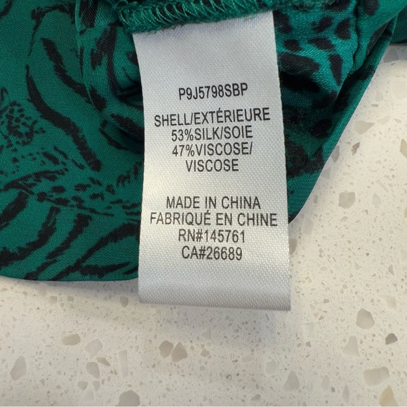 Silk Green Animal Print Wrap Blouse Tie Waist V Neck Women’s Small - Picture 9 of 11